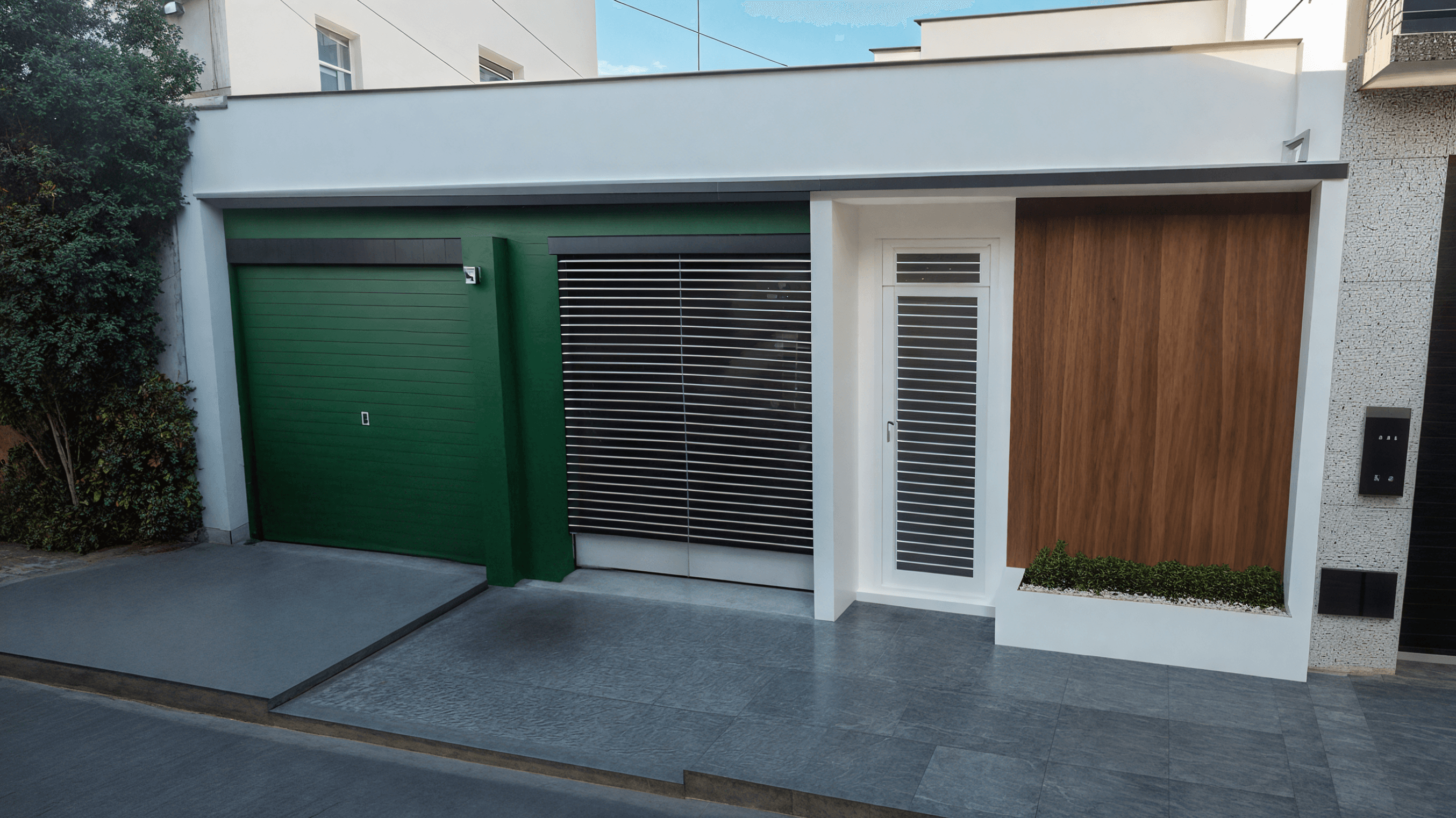 Fachada Moderna com Painel Ripado, Portão Verde e Elementos Contrastantes