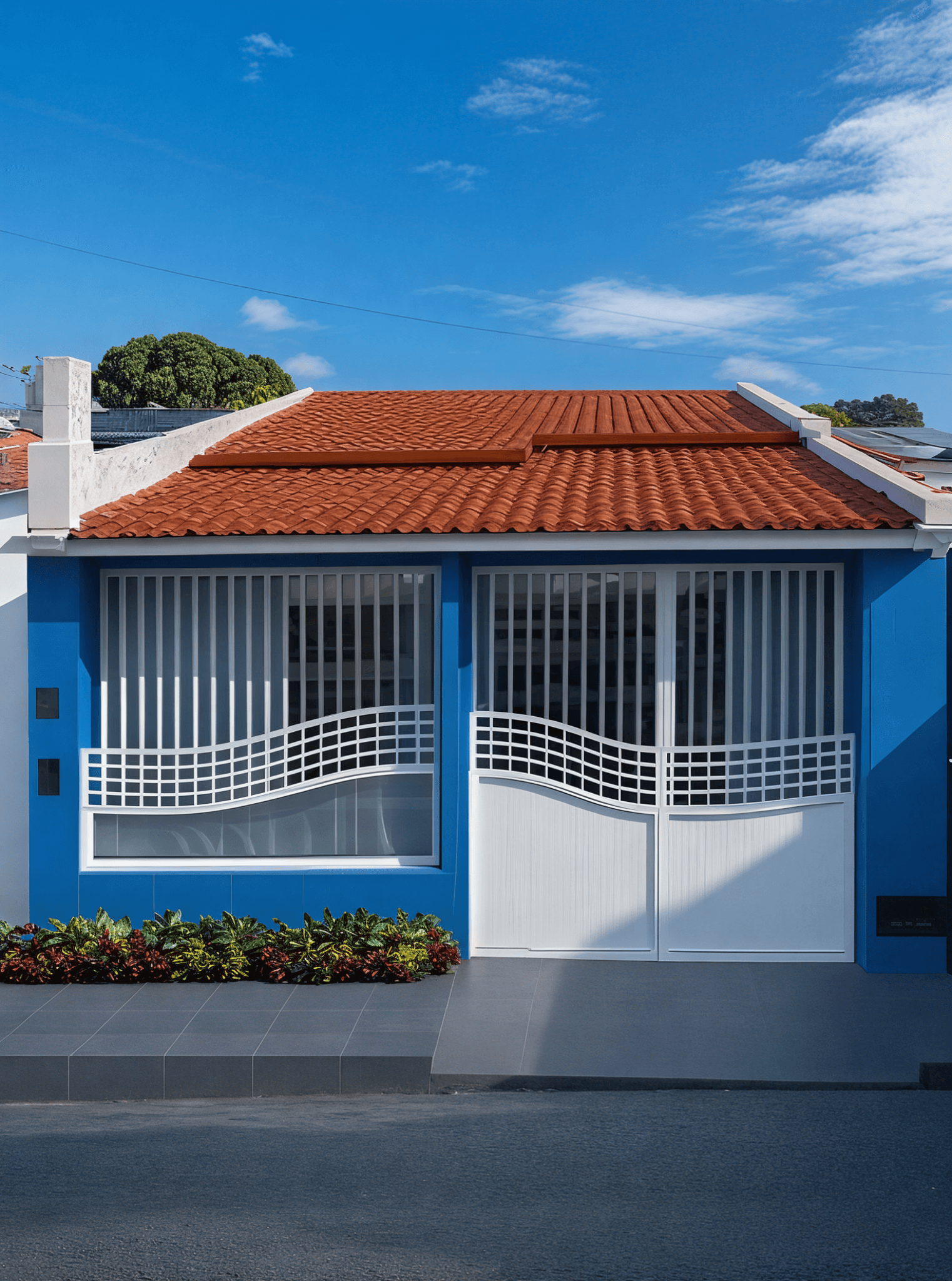 Fachada Térrea com Portão Ondulado e Contraste Azul Vibrante