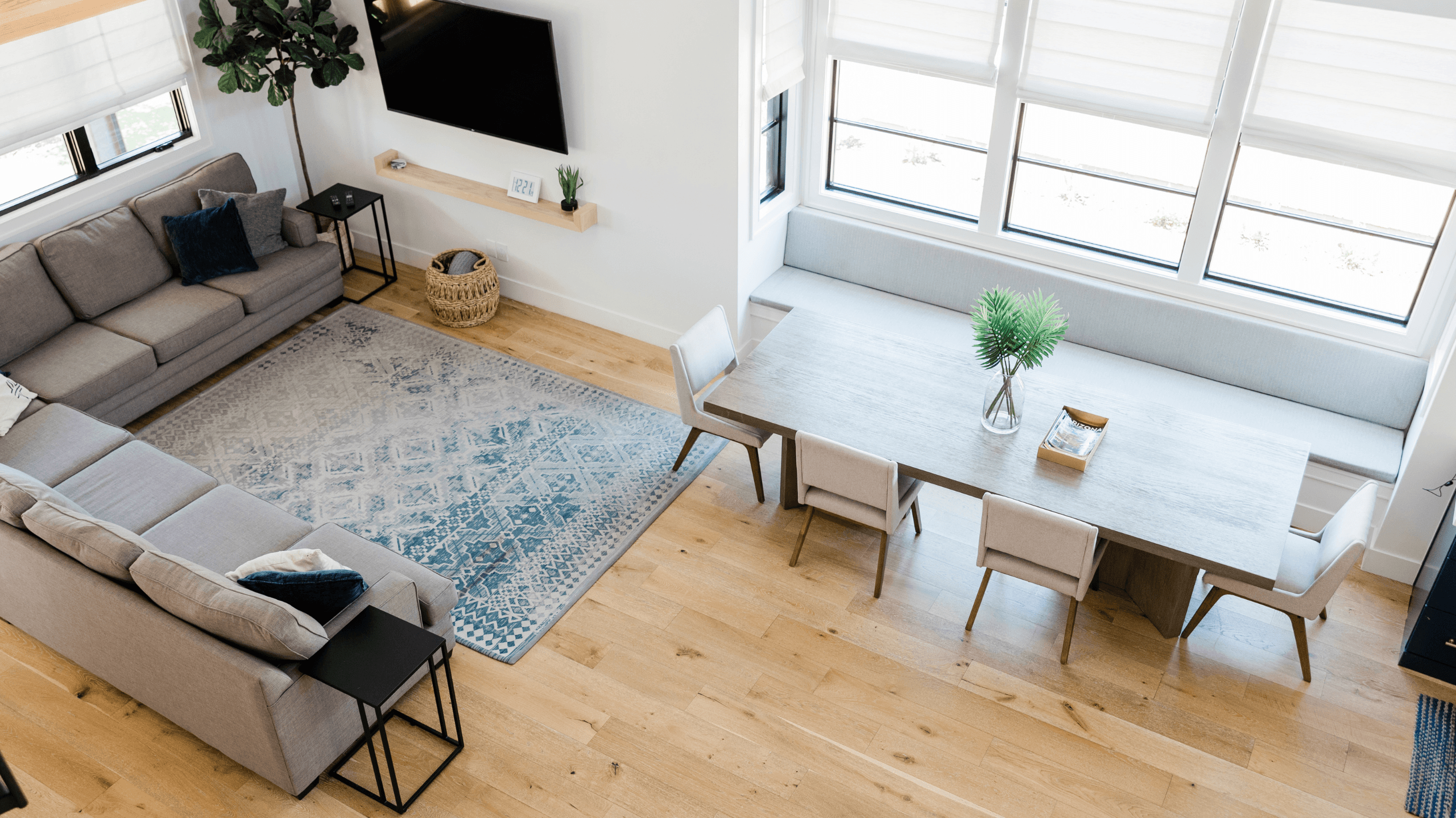 Ambiente Integrado com Sofá em “L” e Sala de Jantar com Banco Embutido